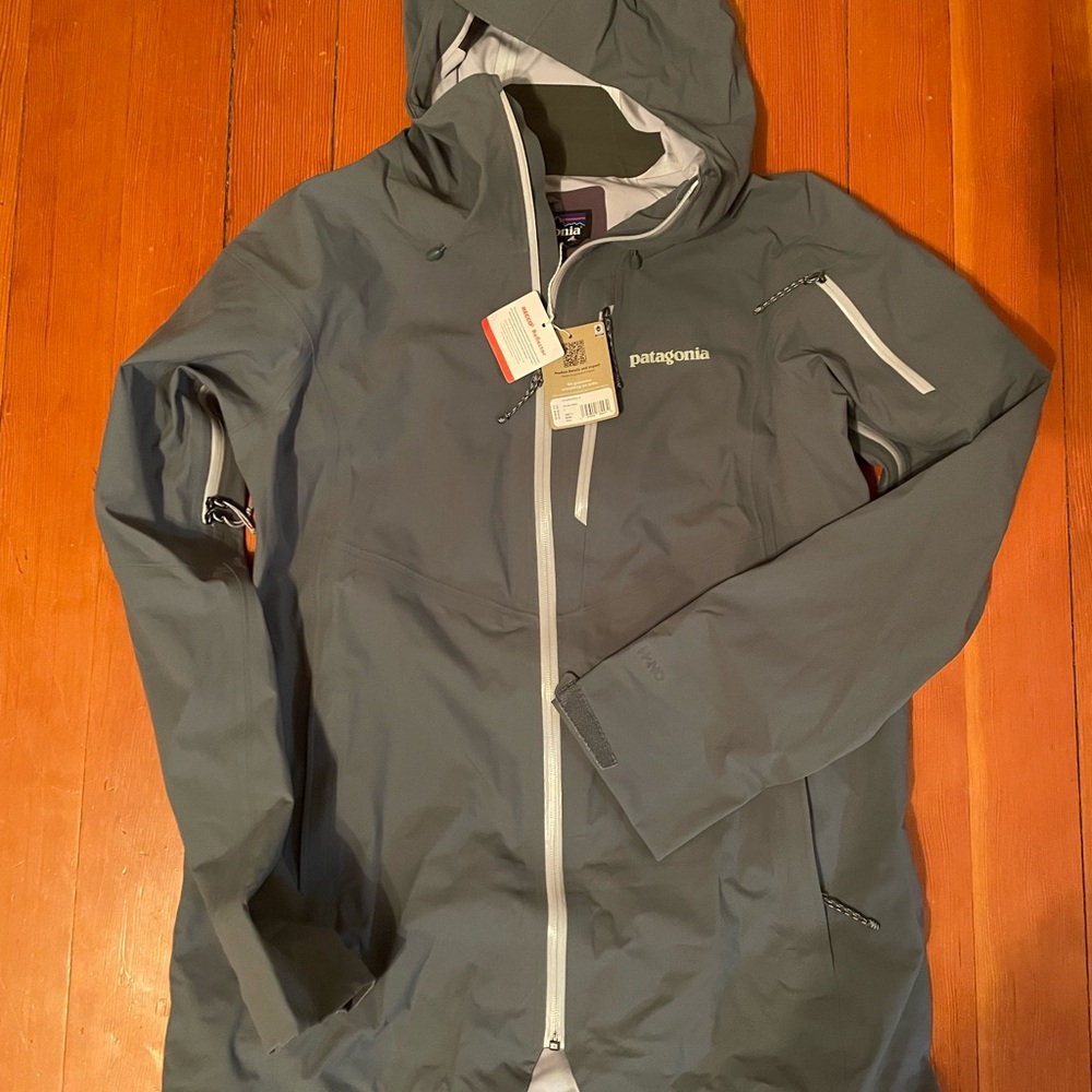 Patagonia  Women’s Gray Hooded Snowdrifter Jacket NWT